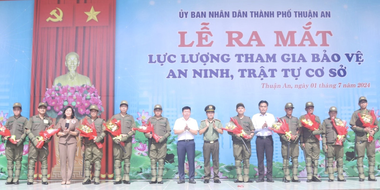 Lãnh đạo tỉnh và lãnh đạo TP. Thuận An tặng hoa chúc mừng cho đại diện các tổ bảo vệ ANTT ở cơ sở .